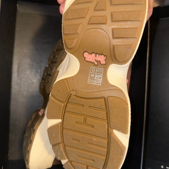 Coach Lowline 270 Signature Sneakers – Pink/Brown 🤎
SOLD OUT ONLINE - Picture 5 of 7
